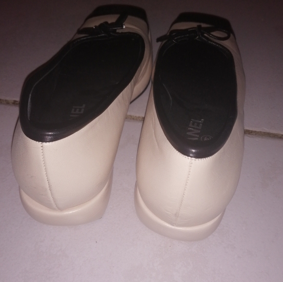 🐧 Chanel Women's Cream & Black Cap Toe Flats with bow in front - Picture 3 of 8